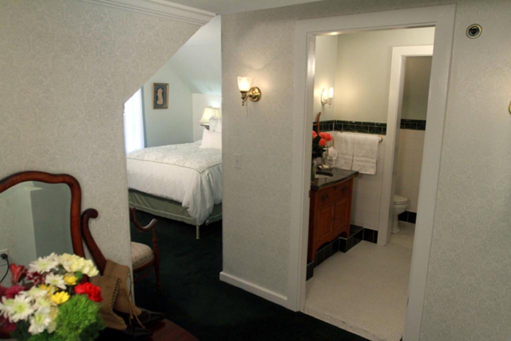 Ivy Manor Inn Village Center Бар Харбор Экстерьер фото